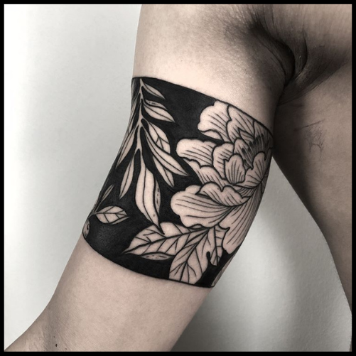 Armband Negative Space Tattoo
